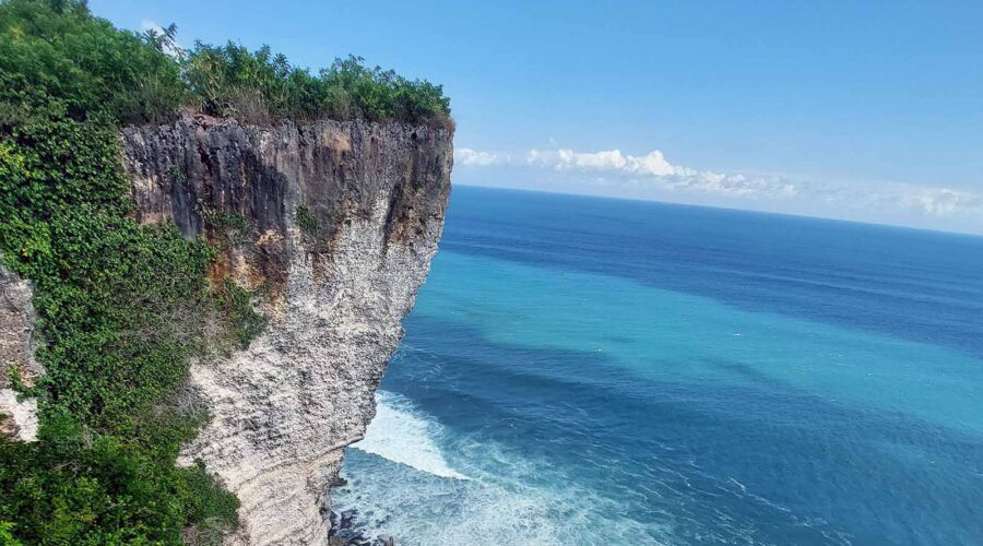 Karang Boma Cliff – 巴厘岛乌鲁瓦图的异国珊瑚悬崖