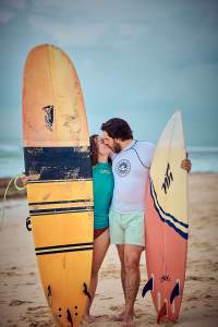 photo gallery couple surf kiss