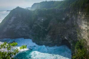 走进塞加宁瀑布的中心： 探索巴厘岛的神秘绿洲