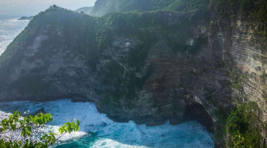 走进塞加宁瀑布的中心： 探索巴厘岛的神秘绿洲