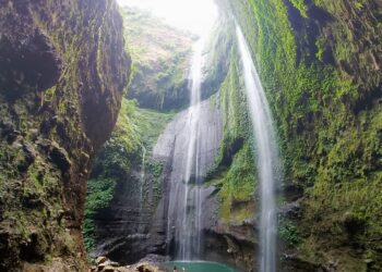 马达卡里普拉瀑布终极探险指南 3 Ultimate Adventure Guide to Madakaripura Waterfall